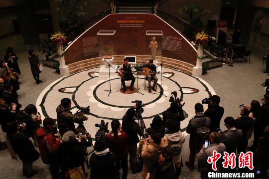 纯正的希腊传统音乐演奏在上海博物馆大堂上演。　张亨伟 摄