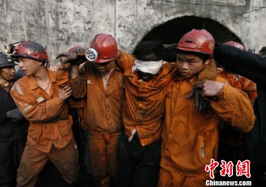 2007年4月16日，救护支队在湖南攸县长城煤矿成功救出因水灾被困的3名遇险矿工。　受访者供图 摄