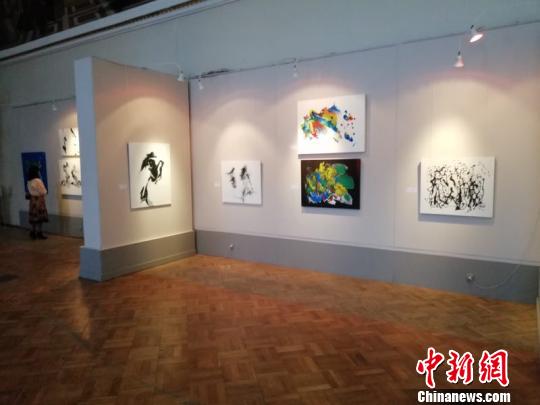 王洪俊个人画展近日在圣彼得堡俄罗斯艺术科学院科研博物馆启幕。　苏航 摄