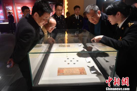 通过图片和实物，展示了福州海关与“海丝”的历史渊源和福州海关服务“新福建”建设的成果。吕明 摄