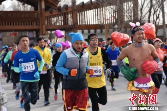 第三届北京野鸭湖冰雪马拉松20日在北京野鸭湖国家湿地公园鸣枪开跑，2022名参赛选手陆续跨过计时毯，用脚步去丈量这场中国规模最大的冰雪马拉松。　王曦 摄