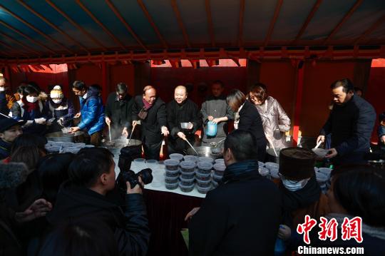 上海玉佛禅寺的“腊八”粥吸引民众前来品尝。　张亨伟 摄