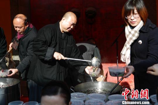上海玉佛禅寺方丈觉醒大和尚为民众打粥。　张亨伟 摄
