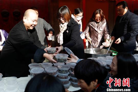 上海玉佛禅寺方丈觉醒大和尚为民众赠粥。　张亨伟 摄