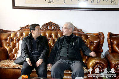 秦安县政协主席杨仁义开展节前走访慰问活动。网络图