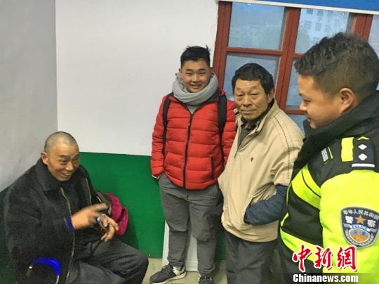 重庆老人流浪36年不知回家湖北民警助其与亲人团聚