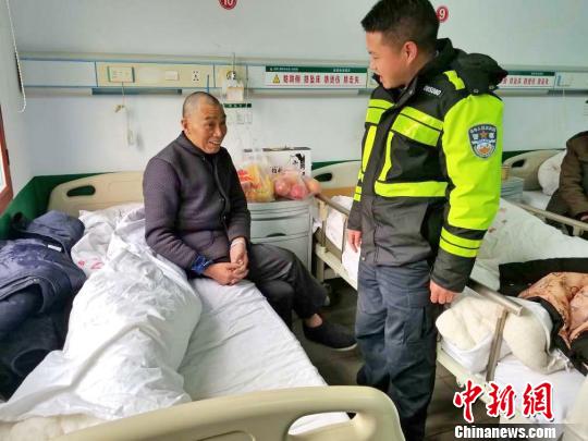 民警将老人送往五峰县医院进行治疗 鄢泽洲 摄