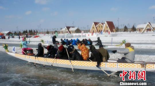图为正在进行的冰上龙舟比赛。黑龙江省体育局提供