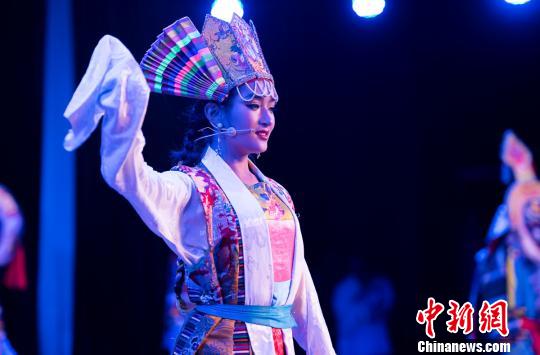 图为传统歌舞——藏戏表演。　何蓬磊 摄