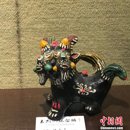 河南淮阳民间美术品“泥泥狗”在广州高剑父纪念馆展出 索有为 摄