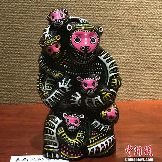 河南淮阳民间美术品“泥泥狗”在广州高剑父纪念馆展出 索有为 摄