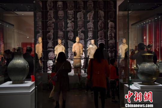 图为市民参观《秦汉文明特展》展出的秦始皇兵马俑。　骆云飞 摄