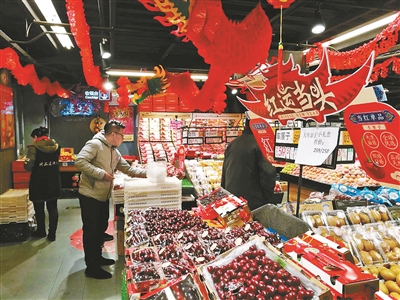 市民正在购买进口水果