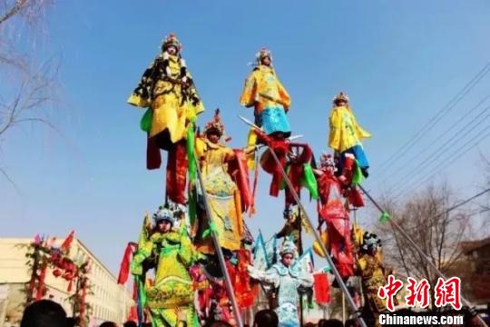邢台新春文化庙会，踩高跷表演。　张鹏翔 摄