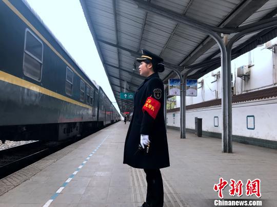 安顺站客运值班员李堃正在站台接车。　王文龙 摄