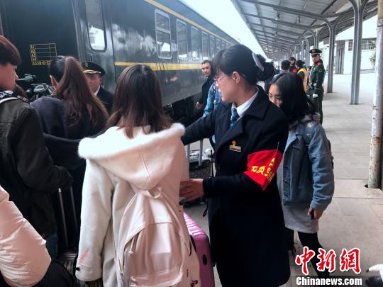 安顺站客运主任柴玲玲正在组织旅客乘车。　孙畅 摄