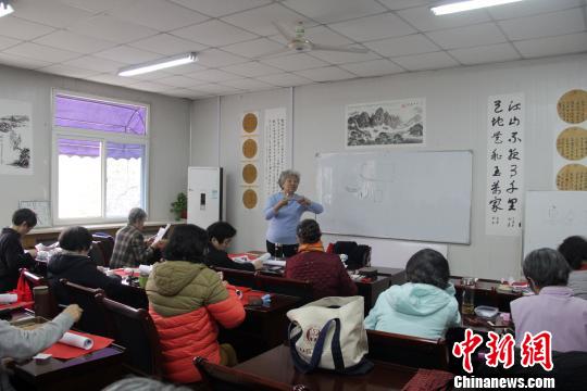 3月6日，马龙麟在中国科大老年活动中心教室教手工技艺。　刘浩 摄