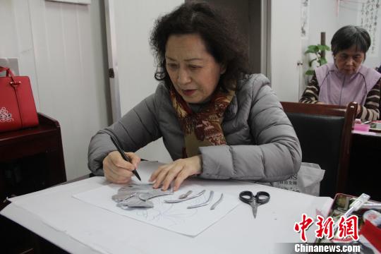 一位学员正在使用易拉罐铝皮创作。　刘浩 摄