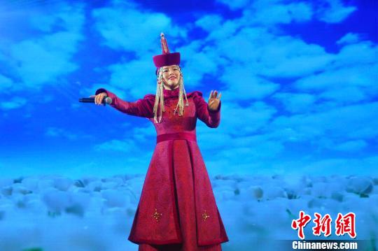 蒙古族青年歌唱家阿木古楞演唱《鸿雁》、《家乡美》 张强 摄