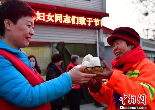 三八妇女节：石家庄栾城爱心志愿者让环卫工乐享鲜花、早餐