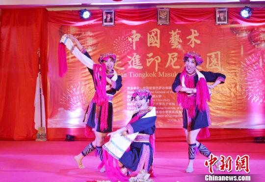 来自中国海南省琼中黎族苗族自治县民歌展演团的青年艺术家们带来了中国少数民族特色歌舞。中国驻印尼登巴萨总领馆 供图