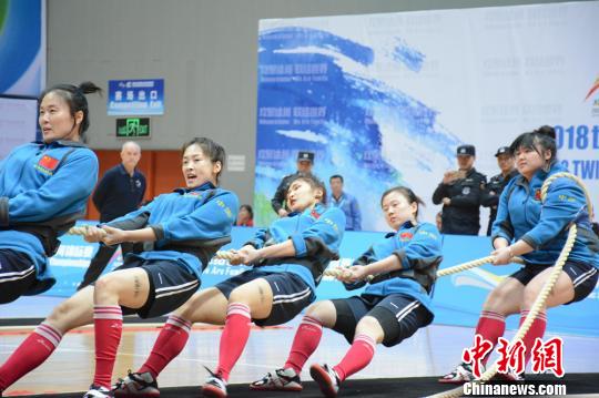 中国女子队在比赛中。　朱志庚 摄