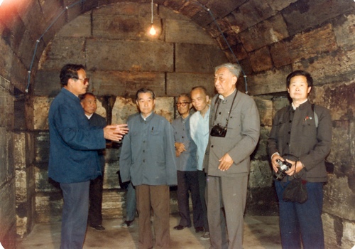 单士元二十世纪八十年代与郑孝燮（右二）、罗哲文（右一）考察徐州汉墓.jpg