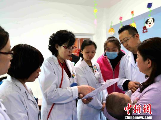 西安医护人员为福利院孤残儿童义诊20年义诊千余人