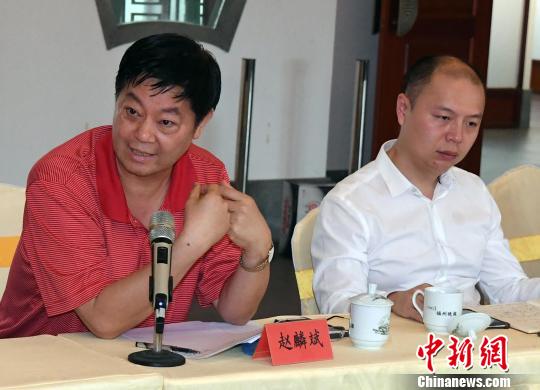 福建师范大学教授、博士生导师赵麟斌(左一)出席该研讨会并发言。　记者刘可耕 摄