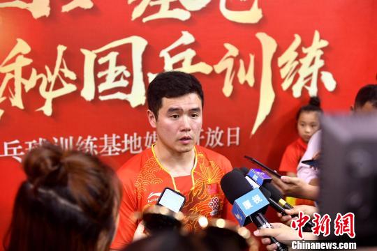 刘国正接受媒体采访。　吕明 摄