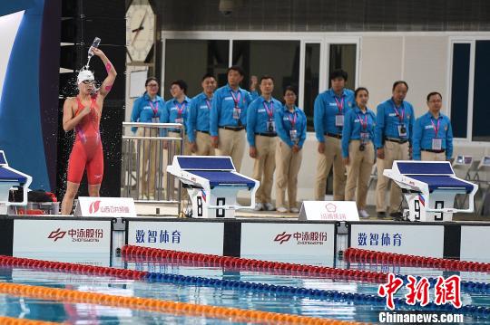 傅园慧在女子100米自由泳比赛前做准备。　武俊杰 摄