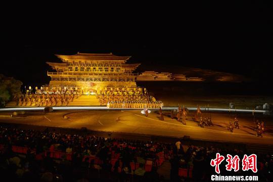 图为以唐朝宫殿为造型背景的《文成公主》演出现场。　何蓬磊 摄