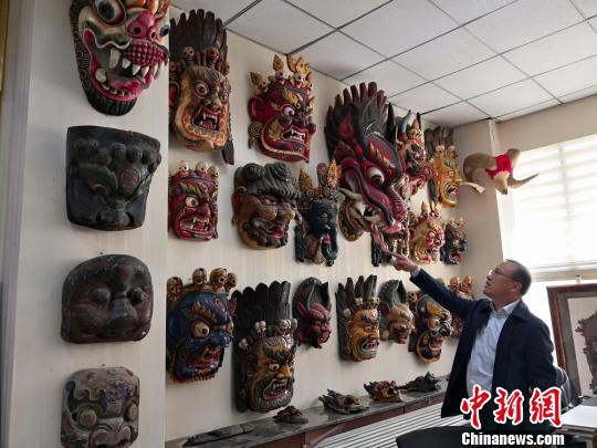 甘肃收藏者全球淘千余件傩面具藏品传承原始图腾文化