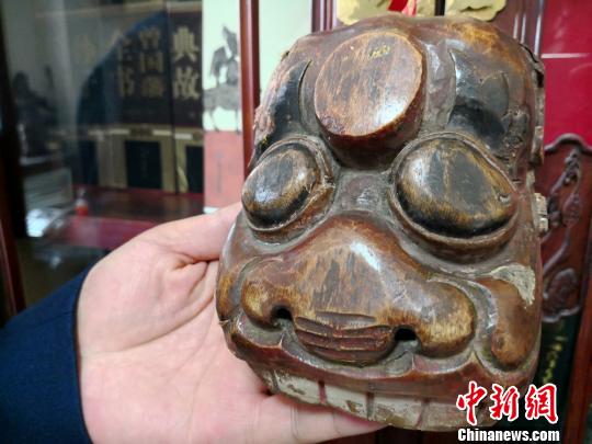 图为收藏的傩面具。　刘薛梅 摄