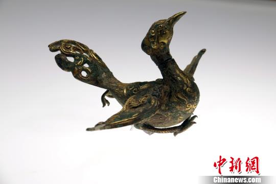 资料图为青海出土的唐铜鎏金凤鸟。青海省文物局供图