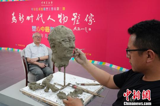 中国美术馆带领孩子雕塑心中最美老师