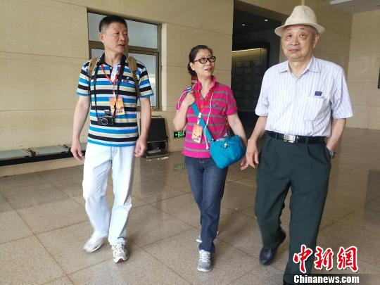 旅游文化节期间，陈知建(右一)和“红色后代”们将为武乡的红色旅游发展出谋划策。　范丽芳 摄