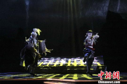 中国儿艺经典剧《月亮草》作为开幕演出上演。　钟欣 摄