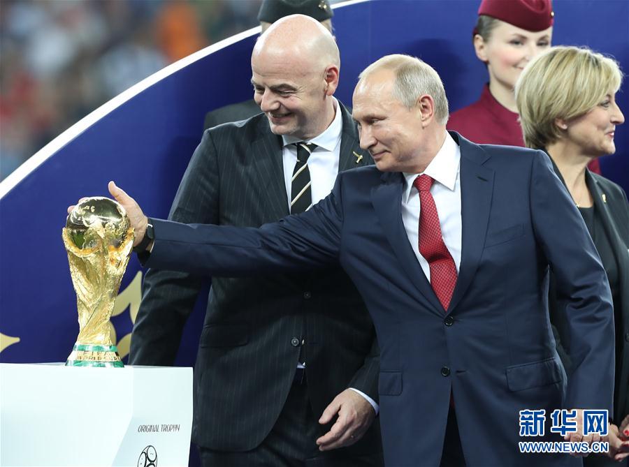 普京抚摸大力神杯:俄罗斯为举办世界杯而自豪