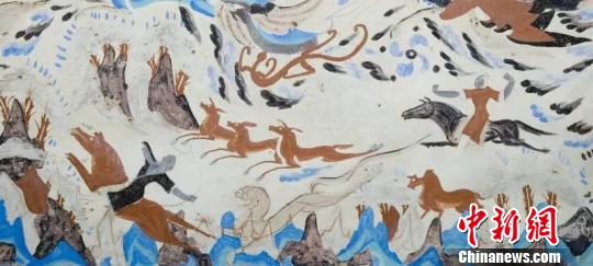 图为莫高窟第249窟《狩猎图》(西魏)，画面中猎人驾马飞奔于林间，对准野鹿持弓搭箭。敦煌研究院供图