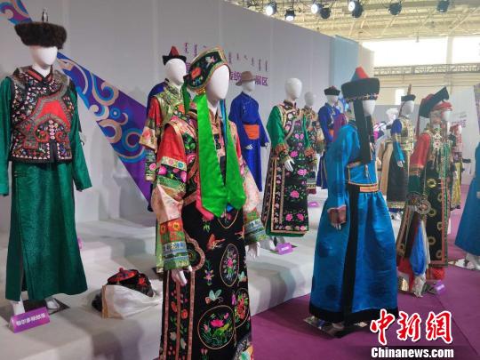 图为文博会上蒙古族服饰展示。　张林虎 摄
