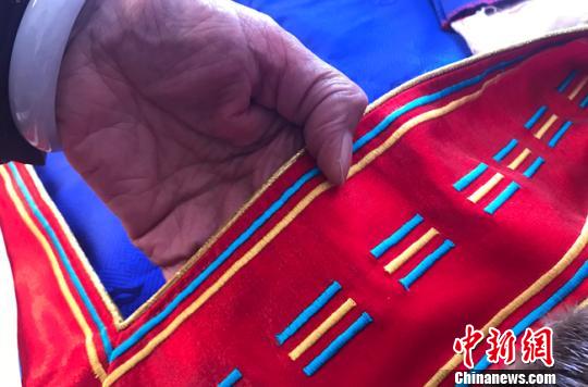 娜仁其其格表示，传统绣法属夏噶勒绣法最难掌握。图为夏噶勒绣法所制条纹。　艾庆龙 摄
