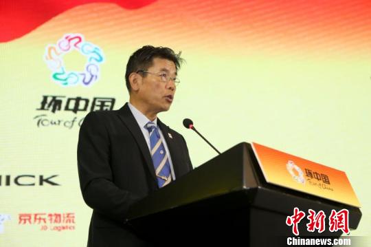 中国自行车运动协会秘书长王建国在新闻发布会上致辞。　赛事组委会供图 摄
