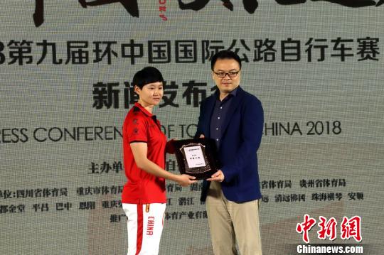 2016年里约奥运会场地自行车女子团体竞速赛冠军钟天使(左)成为环中国形象大使。　李纯 摄
