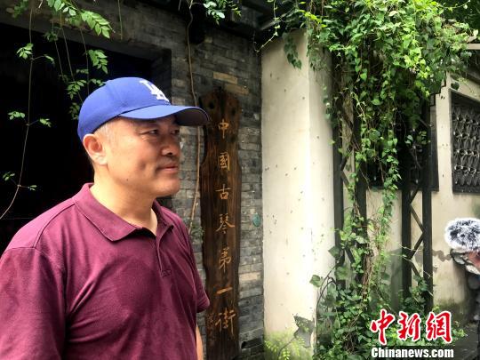 图为汪俊峰说，“让琴家找到归属”是他创办“中国古琴第一街”的初衷。　崔佳明 摄