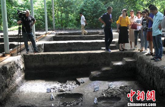 高邮龙虬庄遗址核心区墓葬区发掘现场。　崔佳明 摄