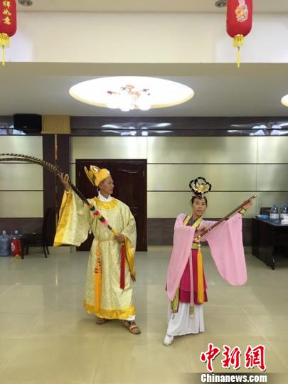 今年4月委派该会琼青文艺团的5位成员远赴中国福建省湄洲妈祖祖庙取经，重点学习“八佾舞”。钟欣摄。