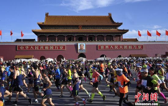 资料图：北京马拉松作为顶级赛事，已成为北京的城市名片之一。 <a target='_blank' href='http://www.chinanews.com/' >中新网</a>记者 李霈韵 摄