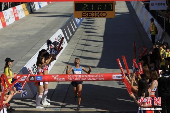 图为摩洛哥选手博纳瑟尔在去年的北京马拉松赛上以2小时11分16秒的成绩夺得男子组冠军。 张宇亮 摄