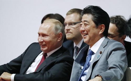 日本首相安倍晋三（右）赴俄罗斯出席论坛